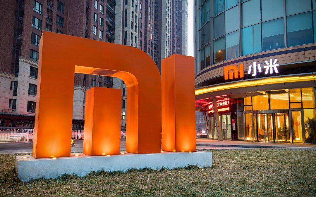 Большая оранжевая рекламная конструкция Xiaomi на улице
