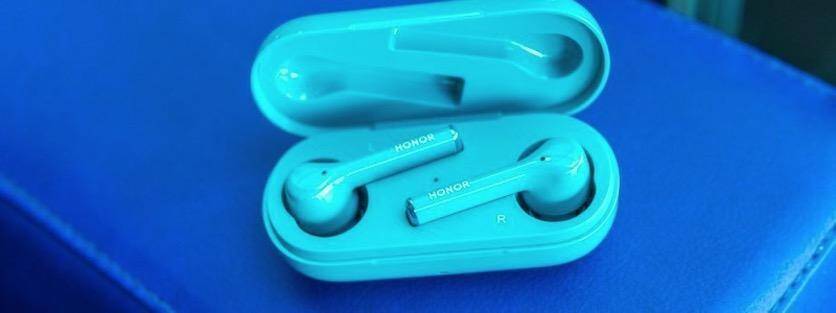 Honor запустила продажи наушников Honor Magic Earbuds в России 5 Наушники Honor Magic Earbuds в кейсе на синем фоне