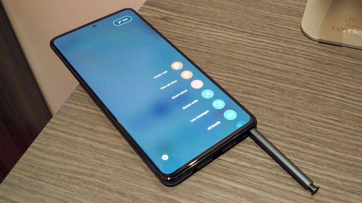 Смартфон Samsung Galaxy Note 20 подключен к зарядке