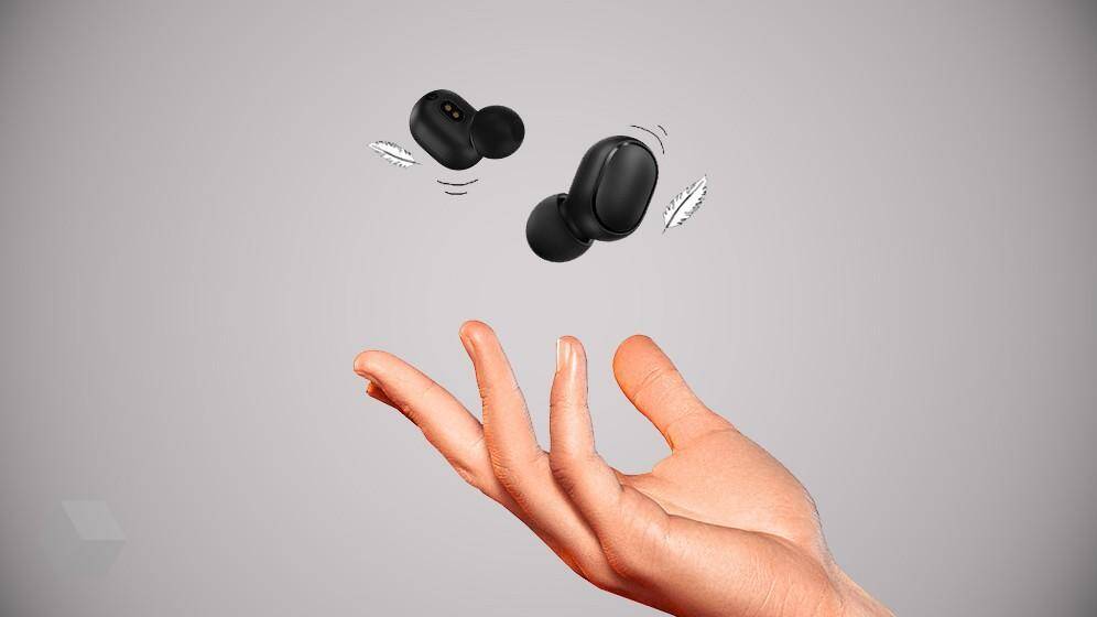 Беспроводные наушники Redmi Earbuds S в воздухе