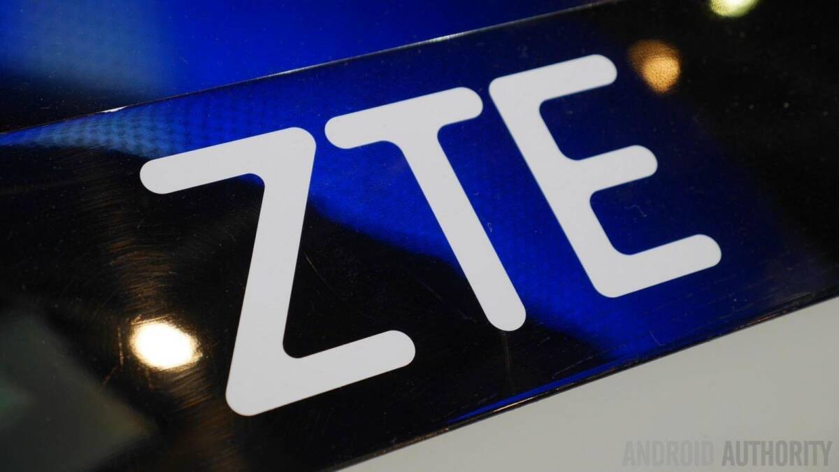 Логотип ZTE на синем фоне, крупный план