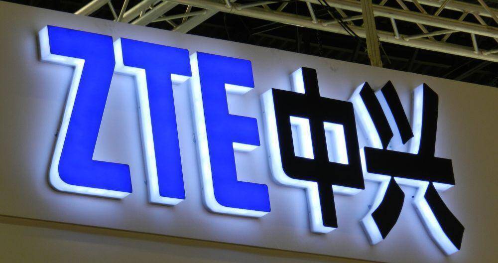 Светящаяся вывеска бренда ZTE с логотипом и названием