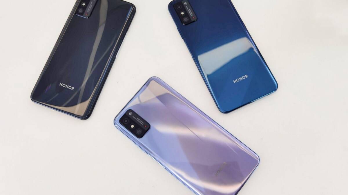 Три мобильных телефона Honor с задней стороны
