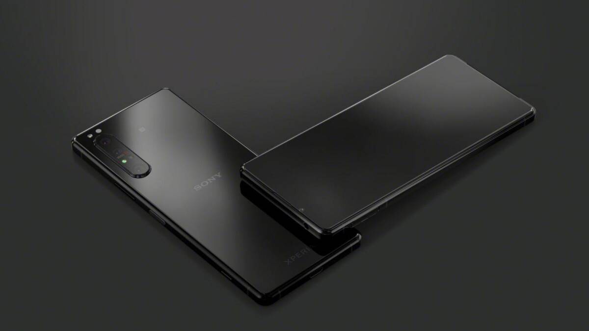 Черный смартфон Sony Xperia 1 II с тройной камерой и гладким корпусом