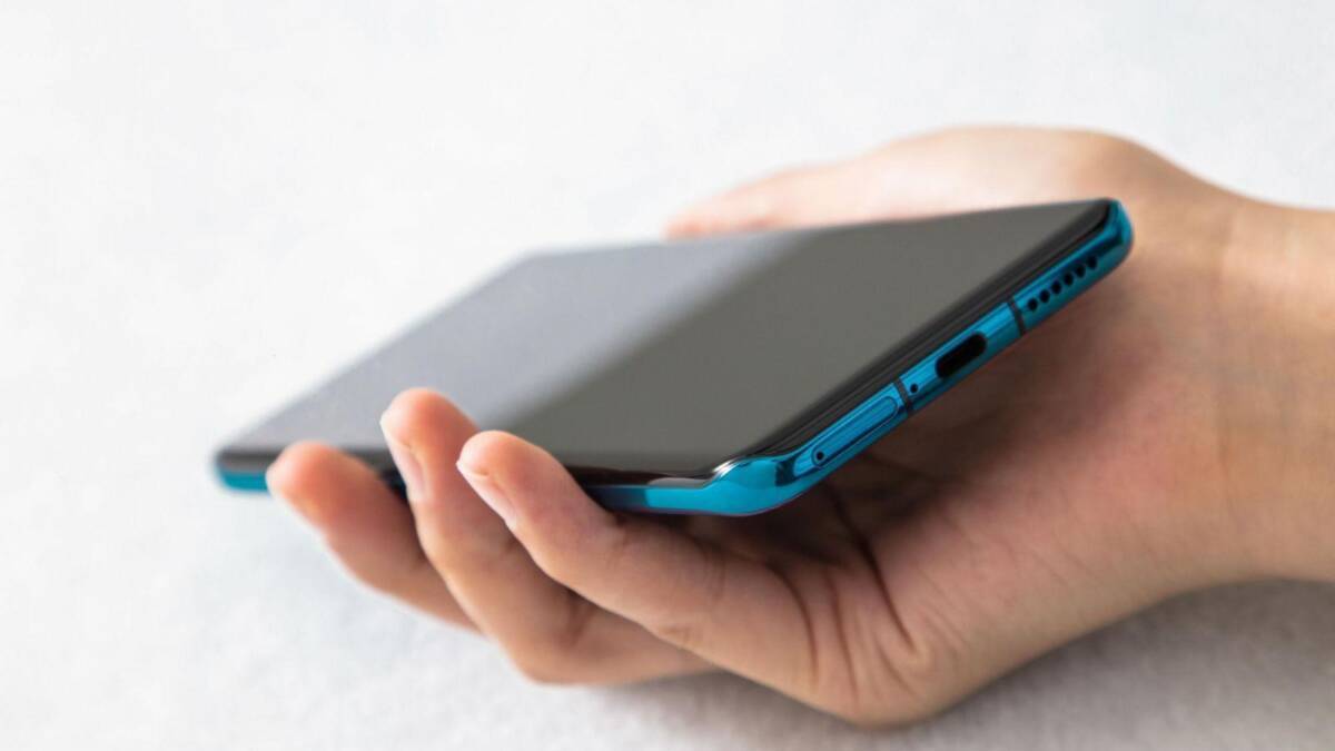 Рука держит смартфон Huawei P40 Pro в новом цвете