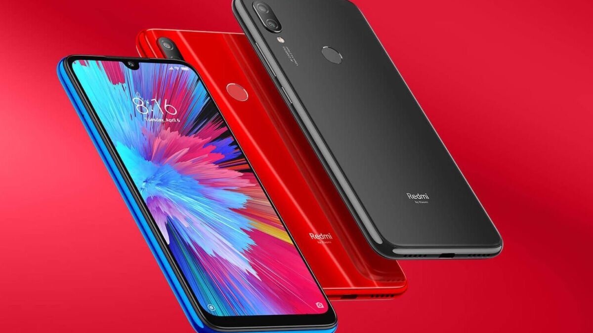 смартфоны Redmi рассказываются на красном фоне с дисплеями и задней панелью