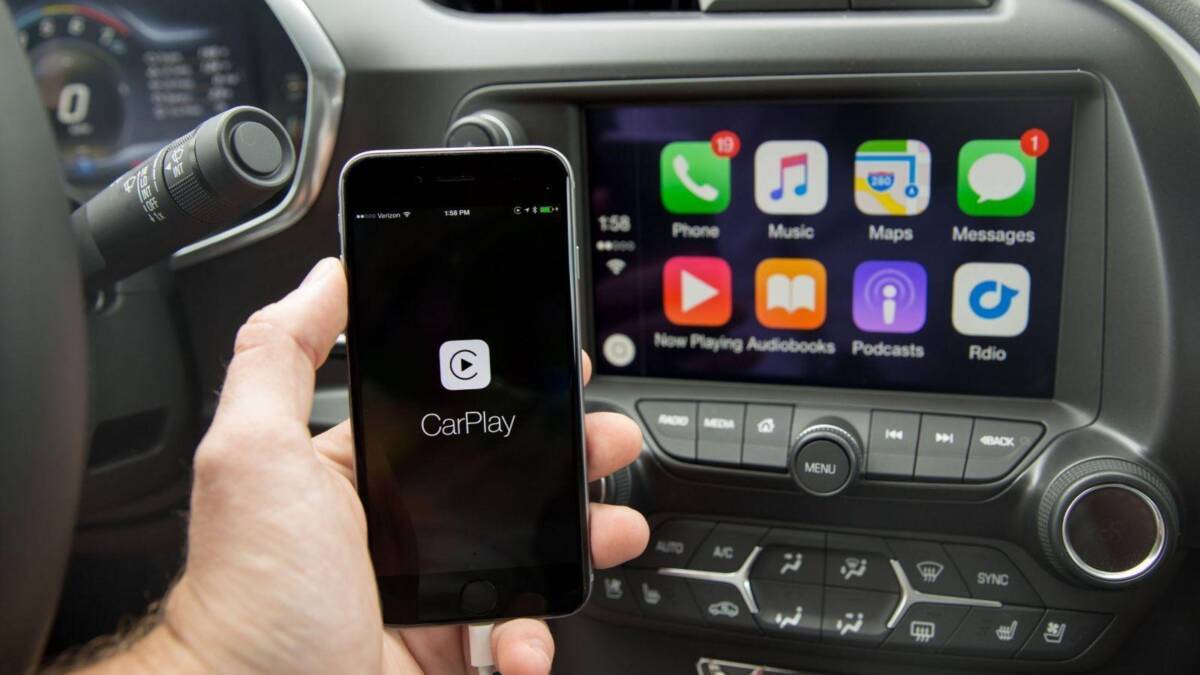 Смартфон и автомобильная панель с интерфейсом CarPlay