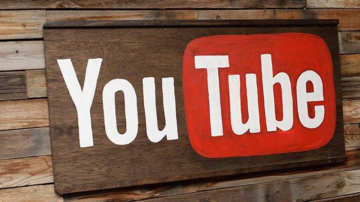 В сети нашли баг, который отключает рекламу в YouTube 3 Деревянная табличка с логотипом YouTube на фоне деревянных досок
