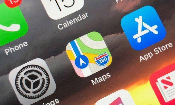 Экран iPhone с приложением Карты и иконками настроек