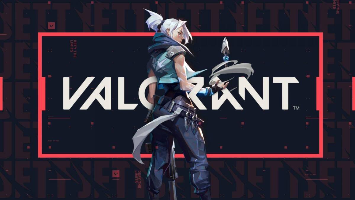 Игровой персонаж из Valorant держит оружие на фоне логотипа игры