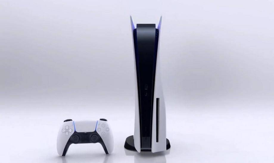 Игровая консоль PlayStation 5 с контроллером сбоку