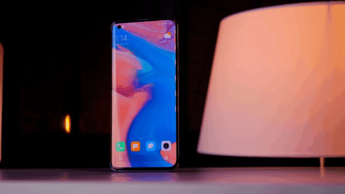 Смартфон Xiaomi CC10 Pro на поверхности с подсветкой