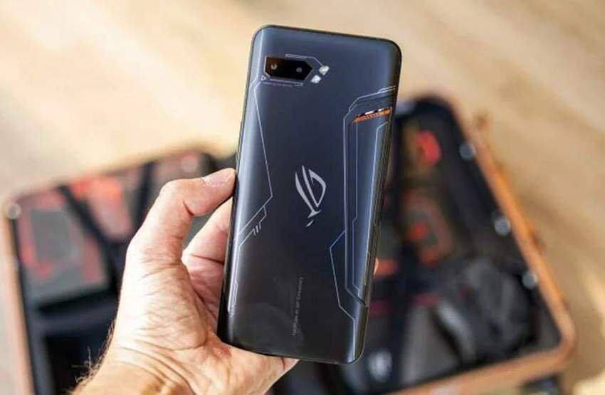 Задняя панель ASUS ROG Phone 3 с логотипом и графическим дизайном