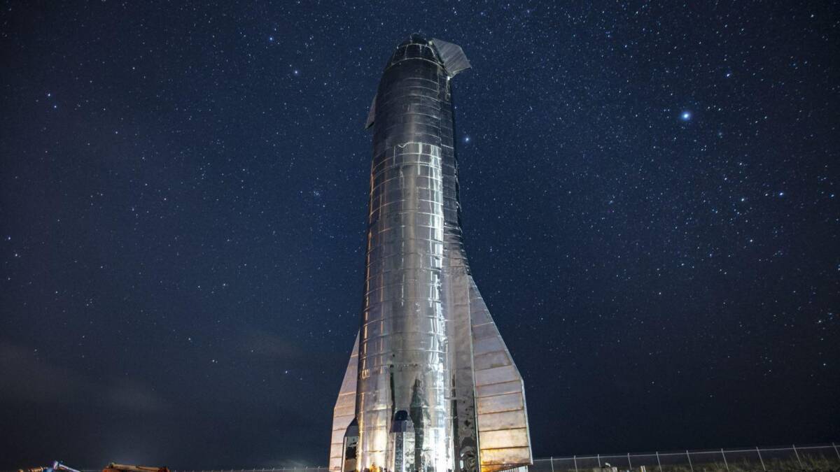 Башня для старта Starship на космодроме и звёздное небо