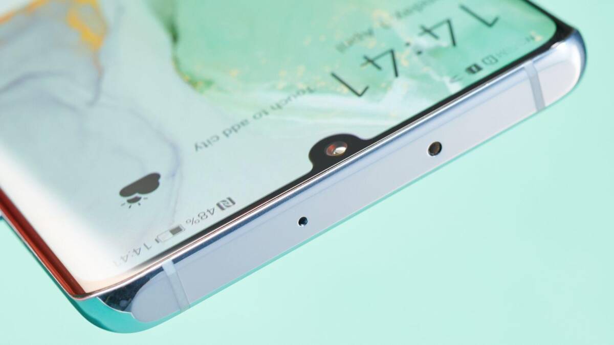 Передняя часть смартфона Honor 30 Lite 5G с фронтальной камерой и дисплеем