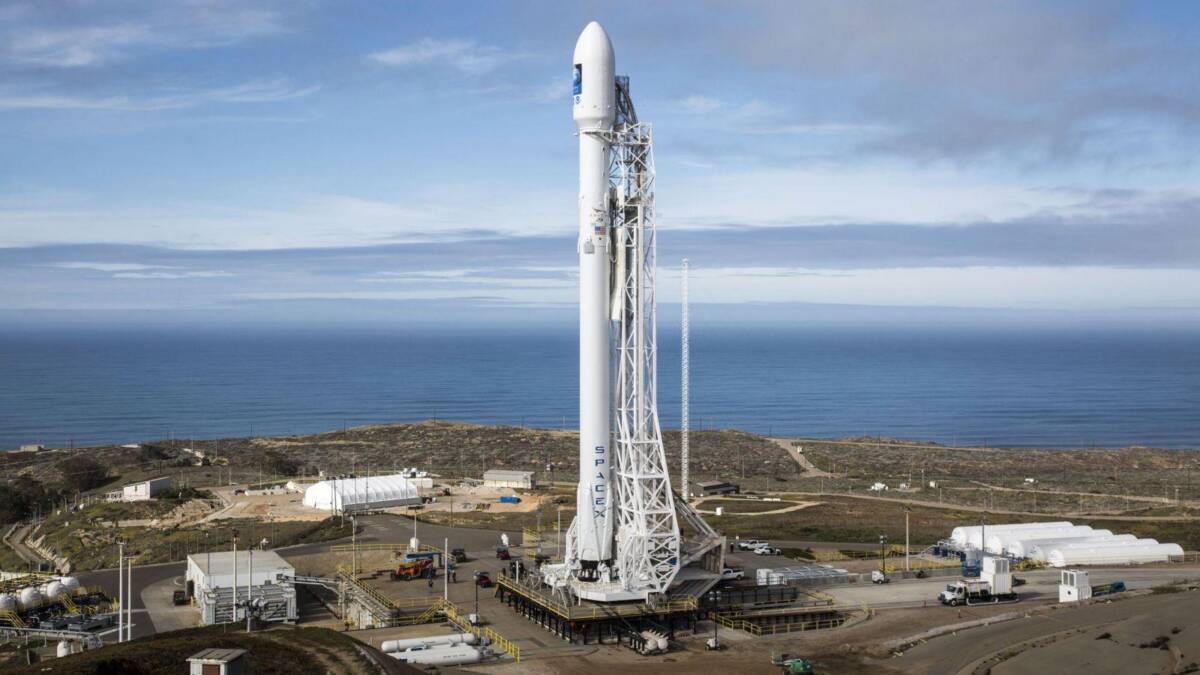 Ракета Falcon 9 на стартовой площадке у океана