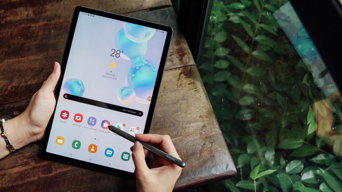Планшет Samsung Galaxy Tab S7+ с стилусом на руке