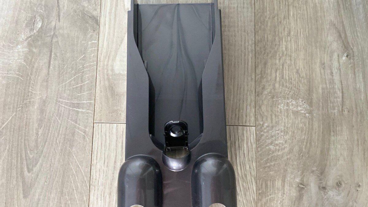 Вид устройства Dyson V11 Absolute с основанием для зарядки