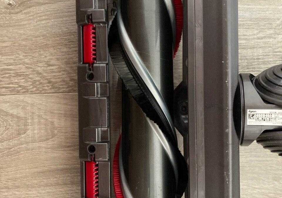 Вид контейнера для пыли Dyson V11 Absolute с фильтром и трубкой сбоку