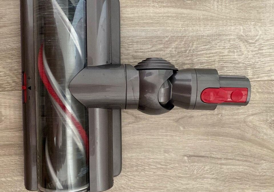 Вид спереди вакуумного пылесоса Dyson V11 Absolute крупным планом