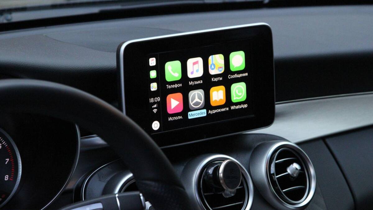 Apple представила обновление для CarPlay 3 Интерфейс CarPlay на дисплее автомобиля внутри салона