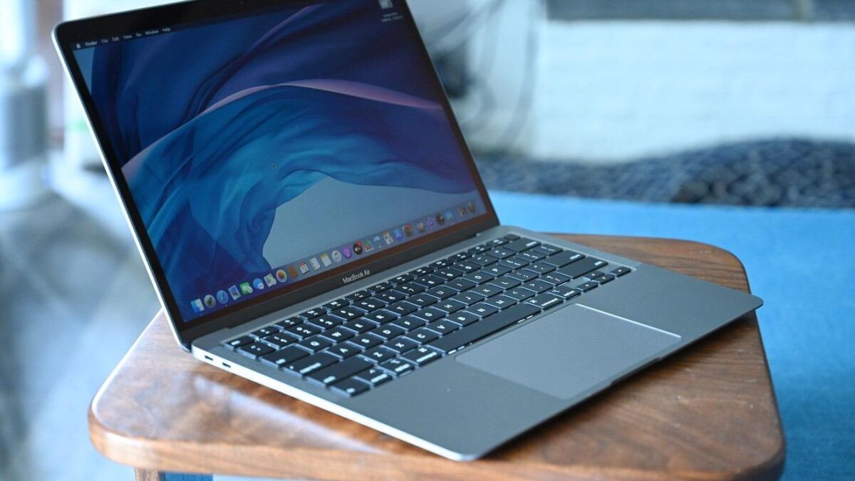 ноутбук MacBook Air на деревянном столе с открытым экраном