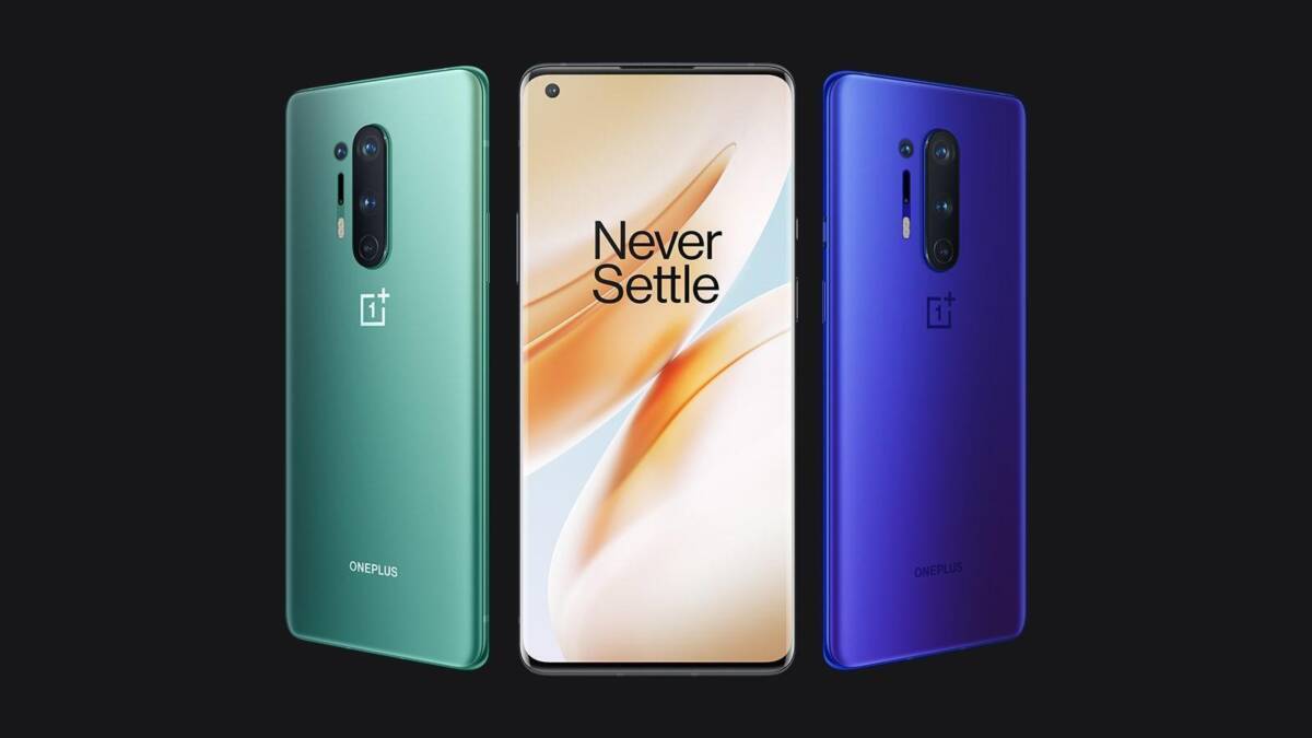Смартфон OnePlus на черном фоне сзади и спереди