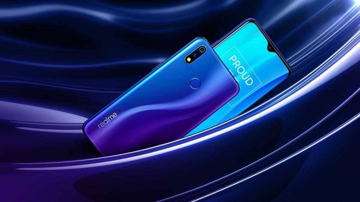 Смартфон realme с двойной камерой и сканером отпечатков пальцев на задней панели