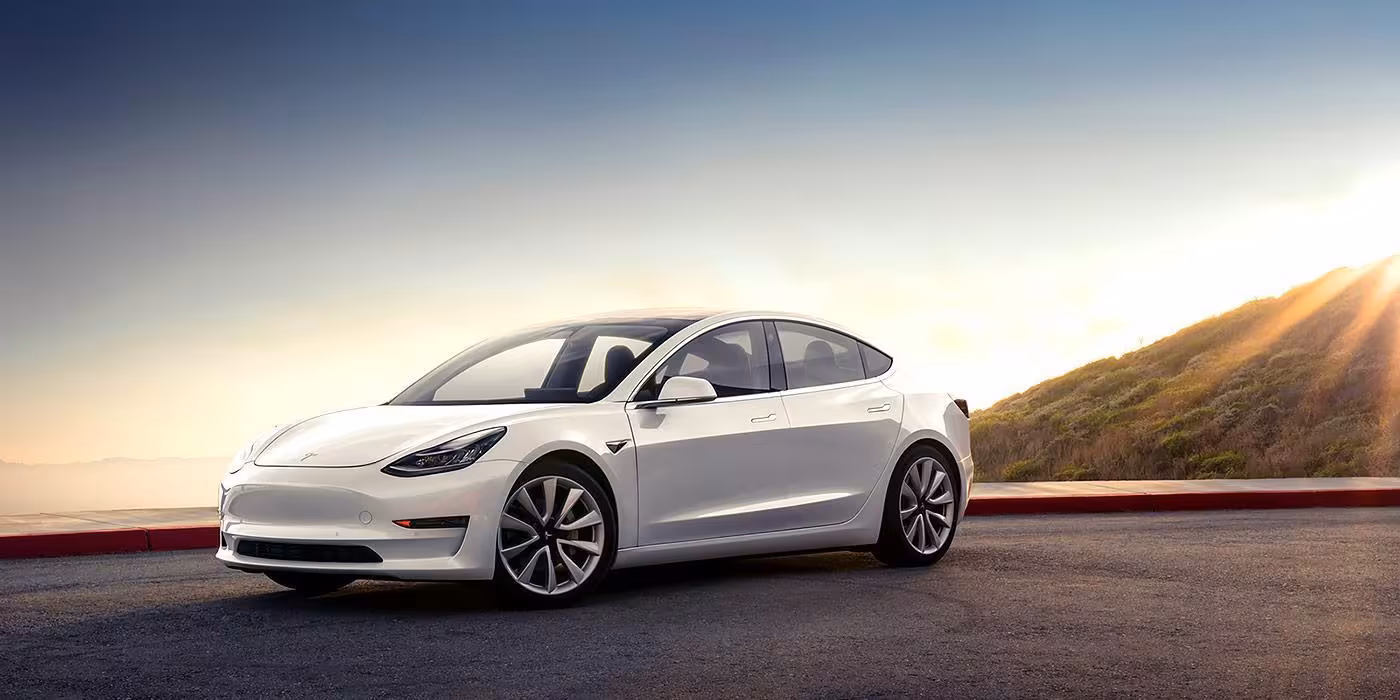 Π£ Tesla 3 ΠΎΡΠΊΠ°Π·Π°Π» Π°Π²ΡΠΎΠΏΠΈΠ»ΠΎΡ ΠΈ ΠΎΠ½Π° Π²ΡΠ΅Π·Π°Π»Π°ΡΡ Π² Π³ΡΡΠ·ΠΎΠ²ΠΈΠΊ 1 755155010428154