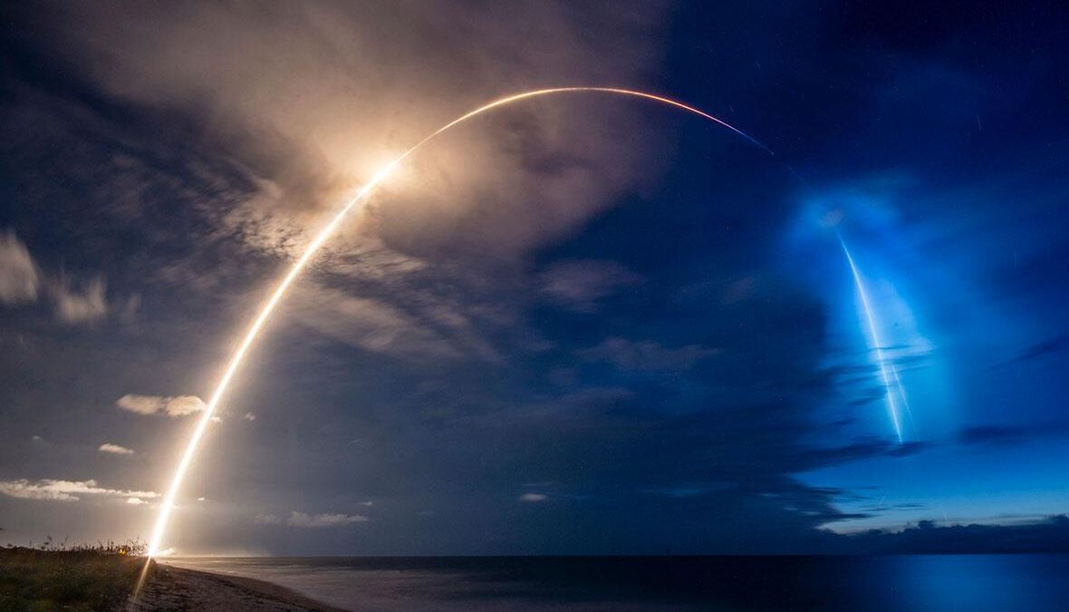 Космический пуск ракеты Starlink над морем и облаками