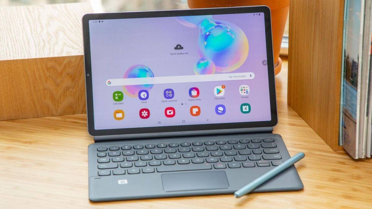 Samsung впервые выпустит планшеты Galaxy Tab S7 и Galaxy Tab S7 + с частотой обновления 120 Гц 5 Планшет Samsung Galaxy Tab S7 с клавиатурой и стилусом на деревянной поверхности