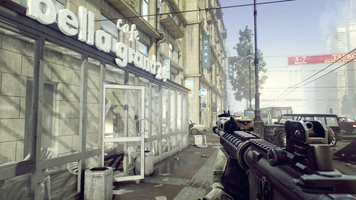 Первое лицо в игре Escape from Tarkov с оружием на улице