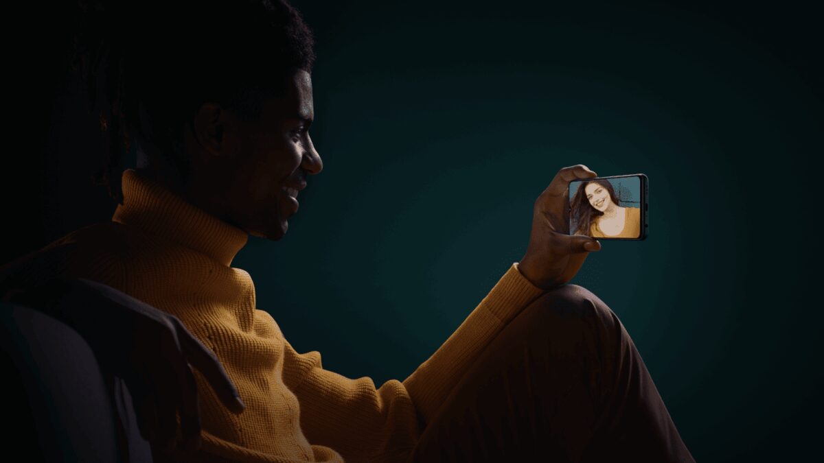 OPPO выпустила OPPO A91 с FHD+ AMOLED в России 9 Человек держит смартфон OPPO A91 с дисплеем