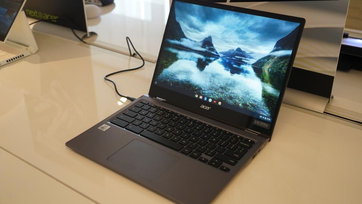 Ноутбук Acer Chromebook Enterprise Spin 713 на столе с открытым дисплеем
