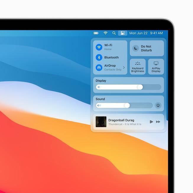 Экран ноутбука MacBook с панелью управления и виджетами интерфейса