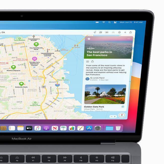 Экран MacBook Air с новой системой macOS Big Sur интерфейс со встроенным картографическим приложением и панелью заметок
