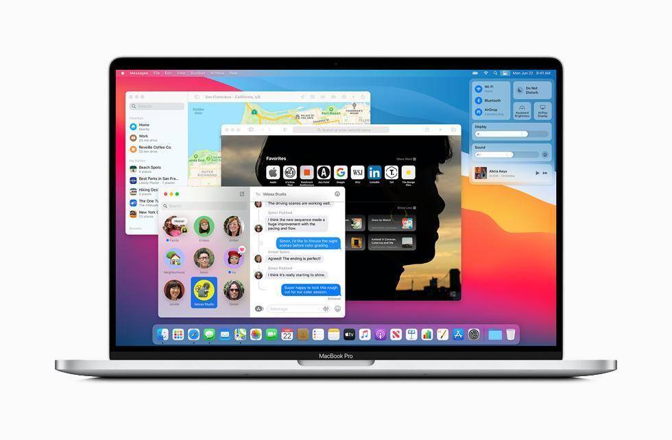 Ноутбук MacBook Pro с открытым экраном и запущенными приложениями