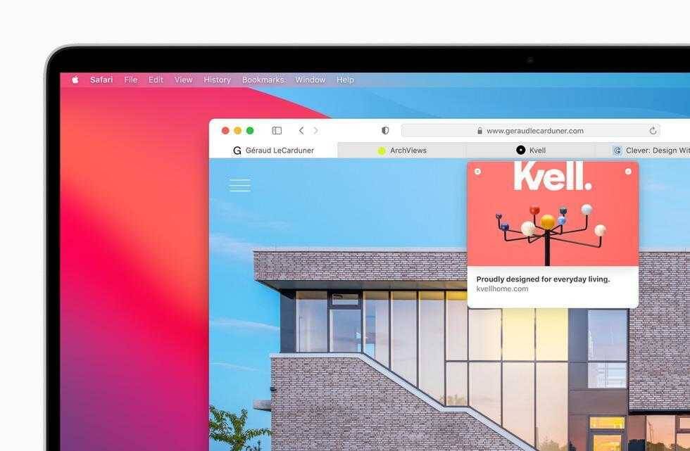 Экран MacBook с открытыми браузерами и вкладками