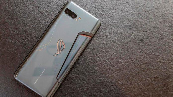 Загадочный телефон Asus с 12 ГБ оперативной памяти заметили в Geekbench 4 asus rog phone 2 hands on 6 thumb800 696x392 1