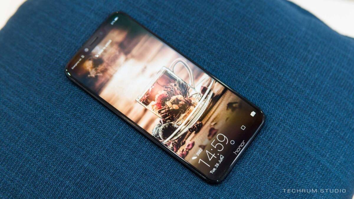Смартфон Honor Play 4e на гладкой синей ткани