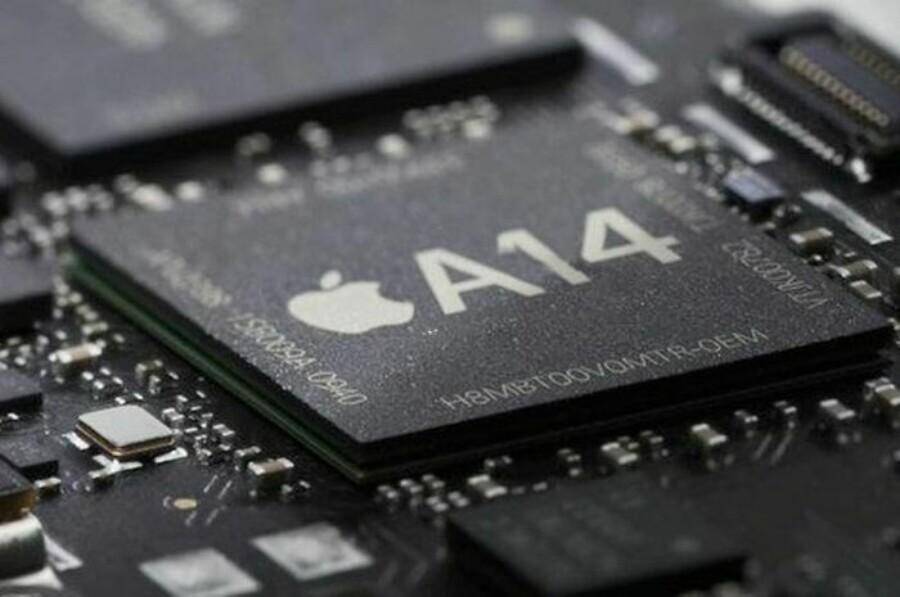 Чип Apple A14 на материнской плате устройства