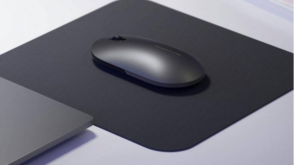 Компьютерная мышь Xiaomi Mi Smart Mouse на коврике