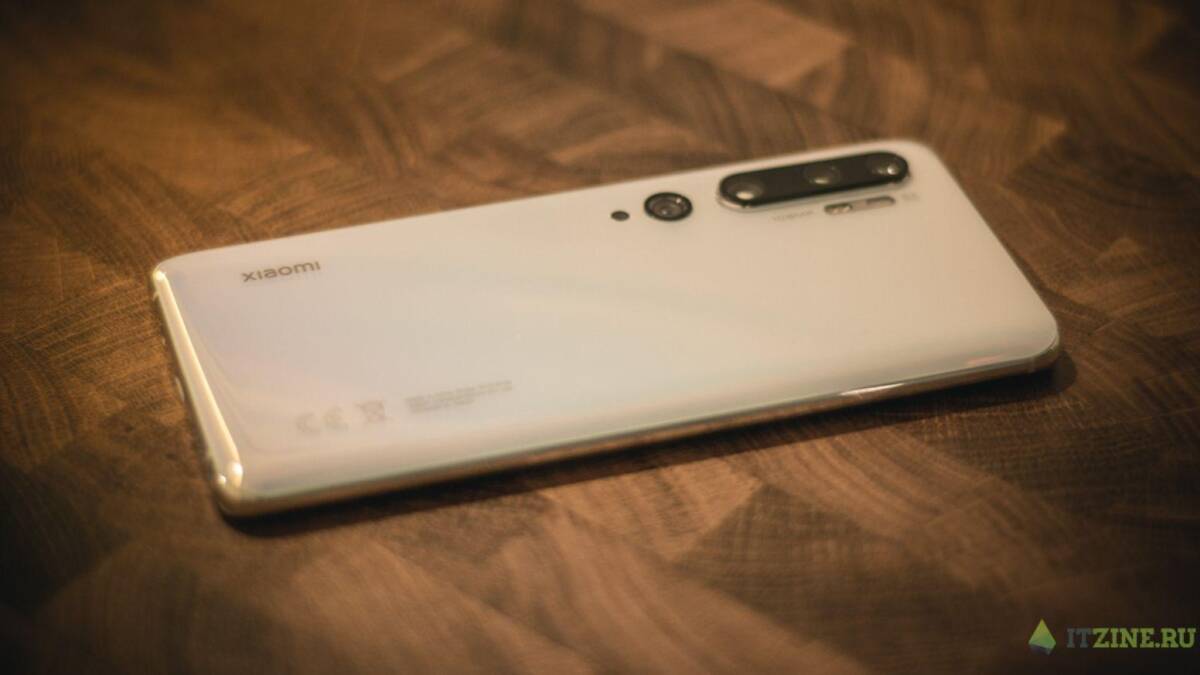 Задняя крышка Xiaomi Mi Note 10 Pro на деревянной поверхности