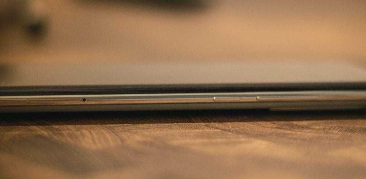 Боковой профиль Xiaomi Mi Note 10 Pro на деревянной поверхности