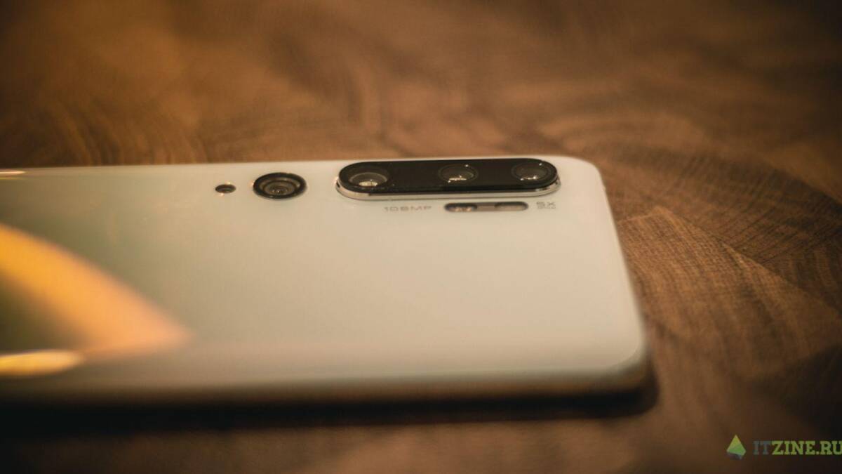 Задняя камера Xiaomi Mi Note 10 Pro на деревянной поверхности