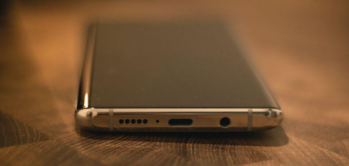 Передняя часть смартфона Xiaomi Mi Note 10 Pro с нижним обзором