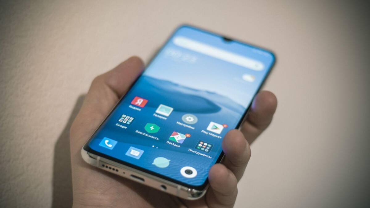 Рука держит смартфон Xiaomi Mi Note 10 Pro с главным экраном