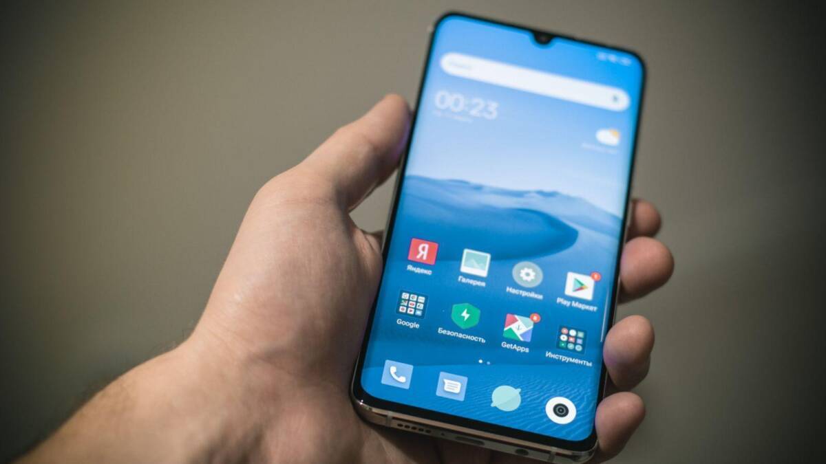 Смартфон Xiaomi Mi Note 10 Pro в руке показывается интерфейс