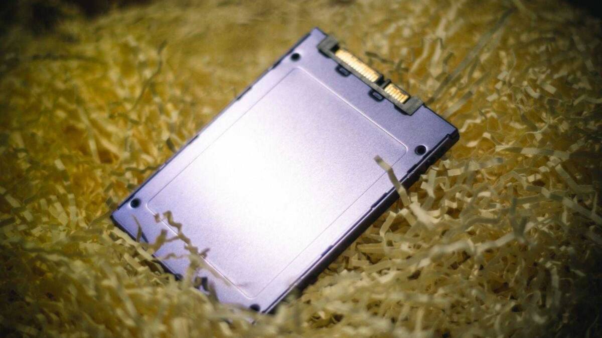 Жесткий диск внутри корпуса смартфона Xiaomi Redmi
