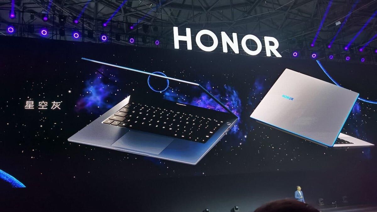 Ноутбук Honor MagicBook 14 на презентации крупный план демонстрация экрана и клавиатуры